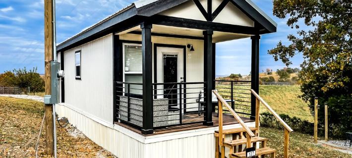 The Holiday Armadillo • AR Tiny House Hotels in Marion County