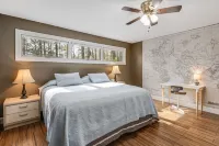 10 min to Asheville, private 2 acres w/ huge deck and sleeps 10!
