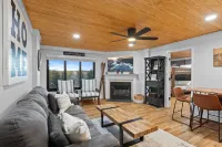 Ski In/out, Sleeps 8, Pool, Hot Tub, Snow Tubing!