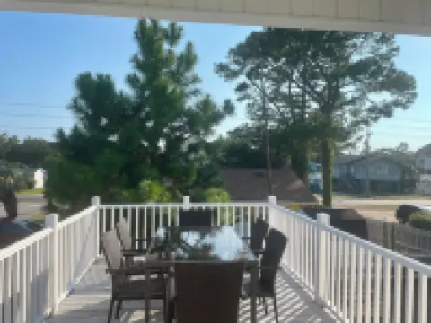1 Block to Beach Pet Friendly Large Deck & Living Space +Plenty PK