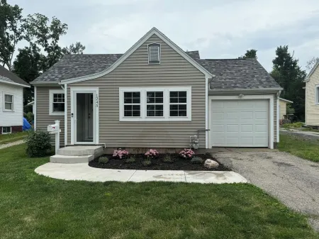 NEW! Charming Cottage on Elmhurst Drive Ne. Close to Mt. Mercy and Coe College. Отели в г. Сидар-Рапидс