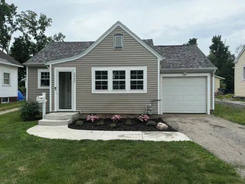 NEW! Charming Cottage on Elmhurst Drive Ne. Close to Mt. Mercy and Coe College. Hotels in Cedar Rapids