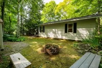 Retreat on a wooded lot within walking distance of downtown! Các khách sạn ở Sister Bay