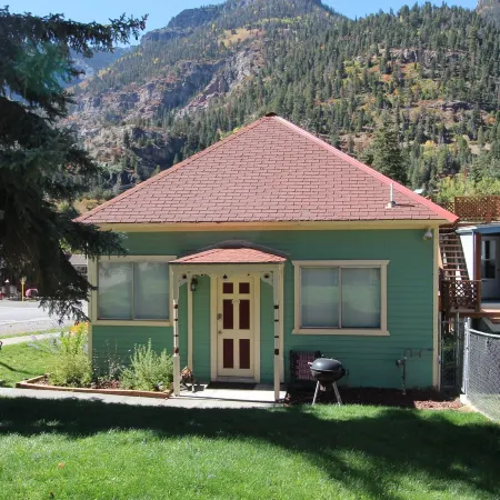 GREAT LOCATION- IN TOWN- 1 BLOCK TO MAIN- WALK TO EVERYTHING