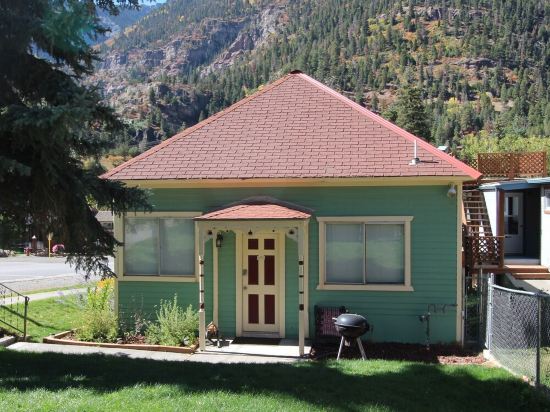 GREAT LOCATION- IN TOWN- 1 BLOCK TO MAIN- WALK TO EVERYTHING