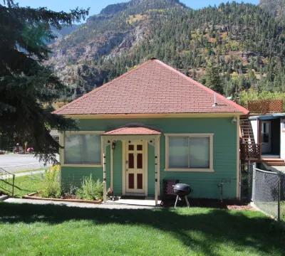 GREAT LOCATION- IN TOWN- 1 BLOCK TO MAIN- WALK TO EVERYTHING