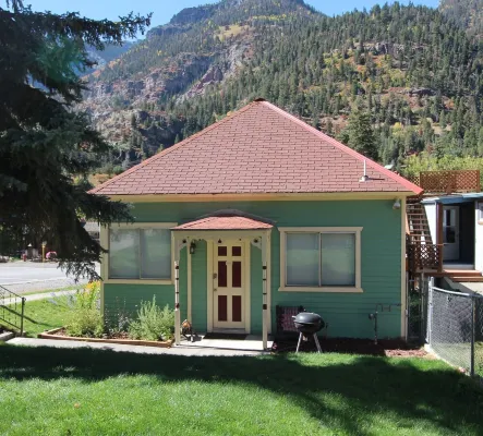 GREAT LOCATION- IN TOWN- 1 BLOCK TO MAIN- WALK TO EVERYTHING