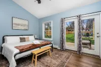 Lovely Bellaire home across from park with beach, walk to Shorts, spa, fun games