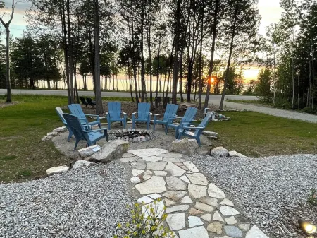 The Bay Shore Shire Waterfront ‘Hobbit’ Home • Stunning Sunsets • Earth Covered