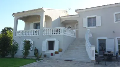 -Bright villa, pool, air conditioning, near St-Florent- sleeps 6