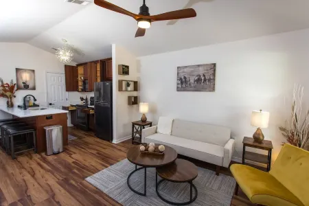 Pet-Friendly, Contemporary Home ✨5 min to Downtown✨