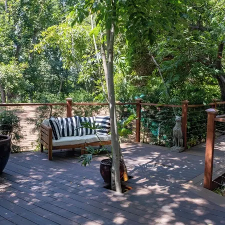 Tropical Hideaway 15 minutes from downtown and beaches!