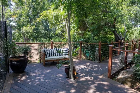 Tropical Hideaway 15 minutes from downtown and beaches!