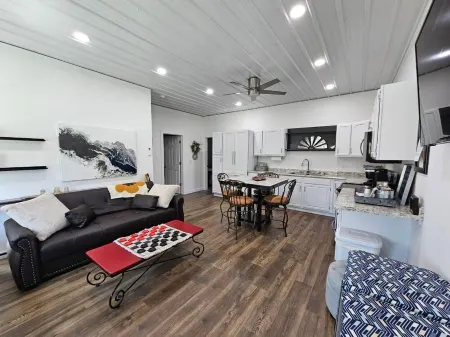 Peaceful, Quiet and Country with 2 bedrooms and WiFi, AC in marvelous Morrow