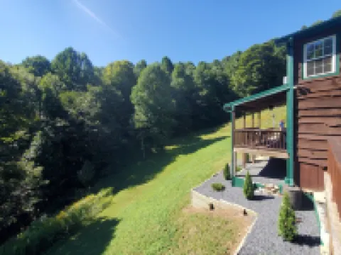 Secluded mountain cabin w. amazing views on 12 acres 3 miles to Blue Ridge Pkwy!