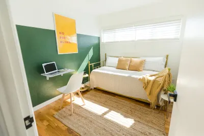 Modern Bliss: Chic Retreat w/ Stylish Amenities, Ideal for Vacation & Family Fun Hôtels à proximité de : Umpqua Valley Liquor Outlet