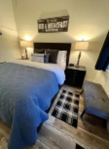 Downtown Cozy Cottage, two blocks from downtown and new!
