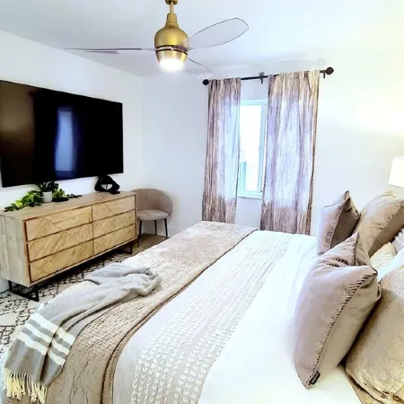 POSHPADZ -OceanView Villa-Resort Complex, Penthouse, Sleeps 4, Walk to Beach