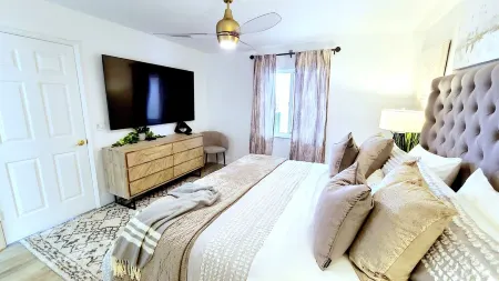 POSHPADZ -OceanView Villa-Resort Complex, Penthouse, Sleeps 4, Walk to Beach