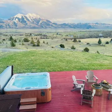 Near Chico Hot Springs, Hot Tub, 2 Fireplaces, IR Sauna, EV Charger, Foosball