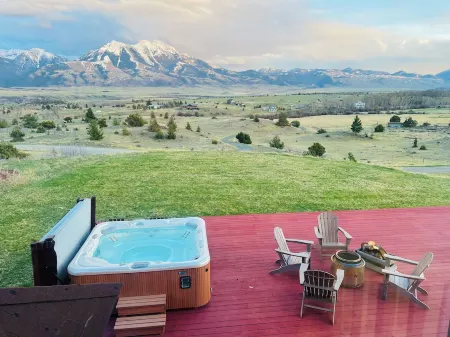 Near Chico Hot Springs, Hot Tub, 2 Fireplaces, IR Sauna, EV Charger, Foosball