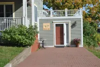 The Carriage House  Sleeps 4. Downtown Bayfield! Walk to everything! Hotels near Halvor Reiten Park and Public Beach