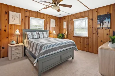 NEW LISTING! 15th St Beach Retreat Entire Home - 5 bed/4 bath Waterfront Hotel in zona Jolly Roger at the Pier