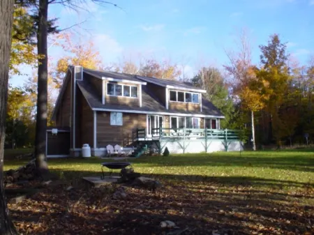 Lakefront home with something to enjoy for every season! Отели в г. Ли