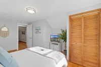 Fire Pit🔥 Walk to Town. 1st floor King Bed & Walk in Shower! Monthly Discounts!