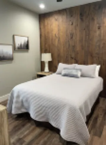 "RIVER TIME" CABIN DIRECTLY ON CADDO RIVER, FLAT YARD