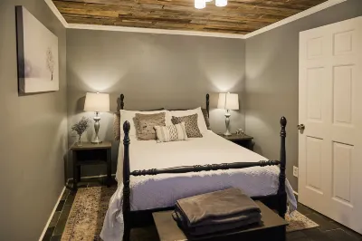 Completely Remodeled-- 1/1 just 2 blocks from the base!  호텔