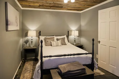Completely Remodeled-- 1/1 just 2 blocks from the base!