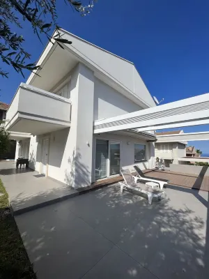 Villa with swimming pool, located a stone's throw from the sea and well served. Hotel in zona InCoop