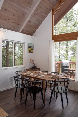 Yosemite Retreat: Pet-Friendly Hilltop Cabin in Tranquil Surroundings