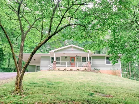 Hilltop Boho Bungalow close to Lake Blue Ridge and Downtown Blue Ridge