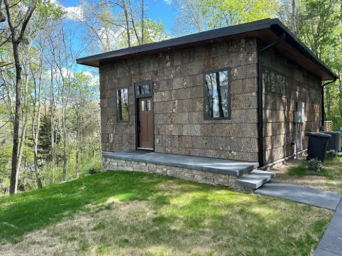 The Bird House - Brand New, 3.5 Miles from VT, Privacy, Tile Shower, King Bed.