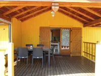 Fenced cottage rental with barbecue and children's play area - Chalets