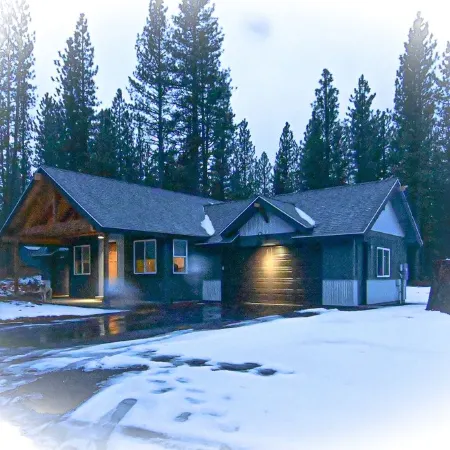 Cozy New Cabin. Walking distance to wedding venue, Chalet View Lodge!