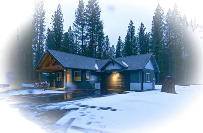 Cozy New Cabin. Walking distance to wedding venue, Chalet View Lodge!