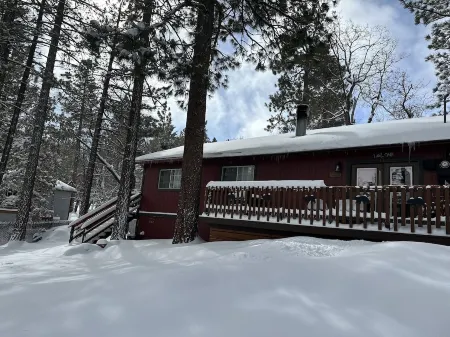 Cozy Cabin, 4 Beds-Dog friendly-15min Drive to to Ski Resort, Fenced yard