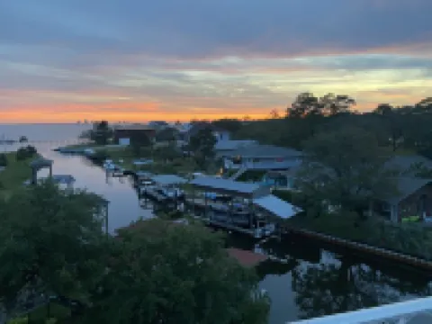 "The Blue Vu"  CANAL FRONT HOME WITH 4 STORY OBSERVATION DECK VIEWS OF 2 BEACHES Hotels in Gulf Breeze