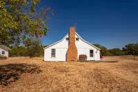 The Farmhouse - 15min from Waco Hotels near Lake Shore Baptist Church