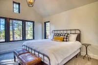 Luxury Sunriver Lodge, 3 King Suites, SHARC Passes, Hot Tub, EV, Sleeps 16!