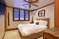 Pet Friendly & Luxurious 3 bedroom Aspen Condo