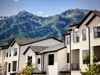 Modern and new  3-bedroom townhome with AC and WiFi in Mountain Green Các khách sạn ở Morgan County