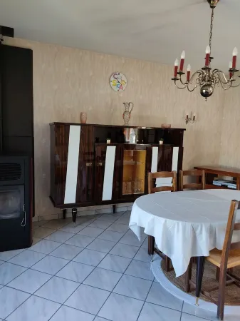 Maison sur Terrain Clos de 800 M2 lac à Moins de 5kms Отели в г. Лез Ансиз-Ком