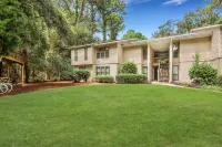 Perfect South Island Location! 4 Bikes included/Pool/Pickelball. Bring the Dog! Hotels near St. Simons Island Lighthouse Museum