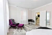 The Downtown Hive:  Sophisticated stay steps from Main St Bethlehem!