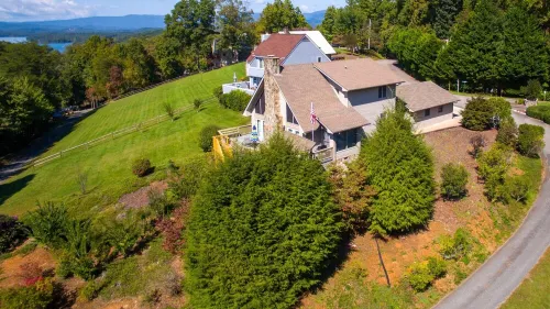 Luxury Mountaintop Views with Hot Tub - 1 min to town Hotels in Hiawassee