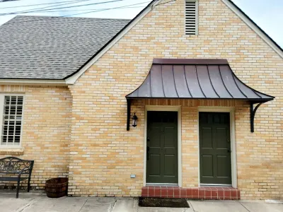 Well-equipped 3BR/3BA with large common space in the heart of Historic Downtown Hotels near Reserve at Squirrel Run